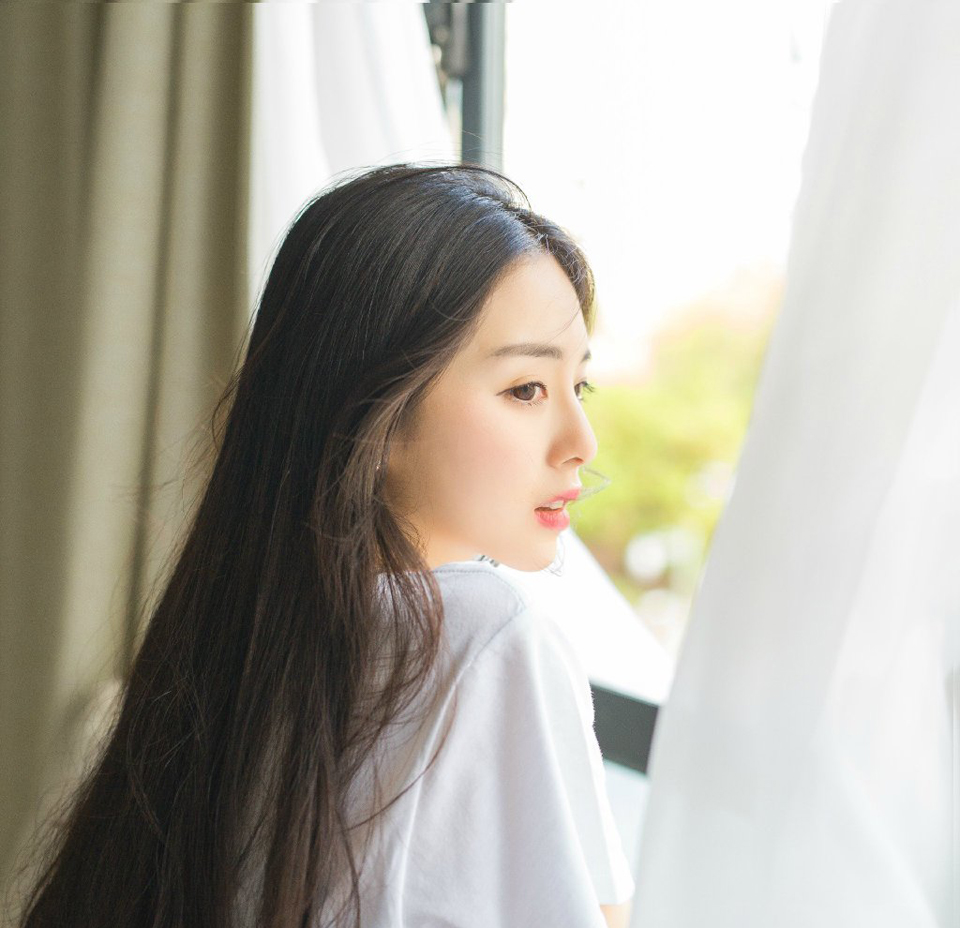 “算不得新消息，其实早在半年多前，蜀主刘璋突然开始推广均田制，效仿吕布在冀州的作为，不断从世家手中夺取土地，而且手段比之吕布还要下作，吕布至少事出有因，而且处事有法可依，利了百姓，而刘璋却只为一己私利，处事不公，百姓也得不到实利，搞得整个成都怨声载道，世家敢怒不敢言，到最近，刘璋越发昏庸，世家主动降税之后，百姓眼见告发无利之后，不再主动告发，刘璋却暗中买通一些刁民告状，小弟感觉蜀中恐怕要出事，特地星夜兼程赶回荆州，将此事告知兄长。”诸葛均沉声道。